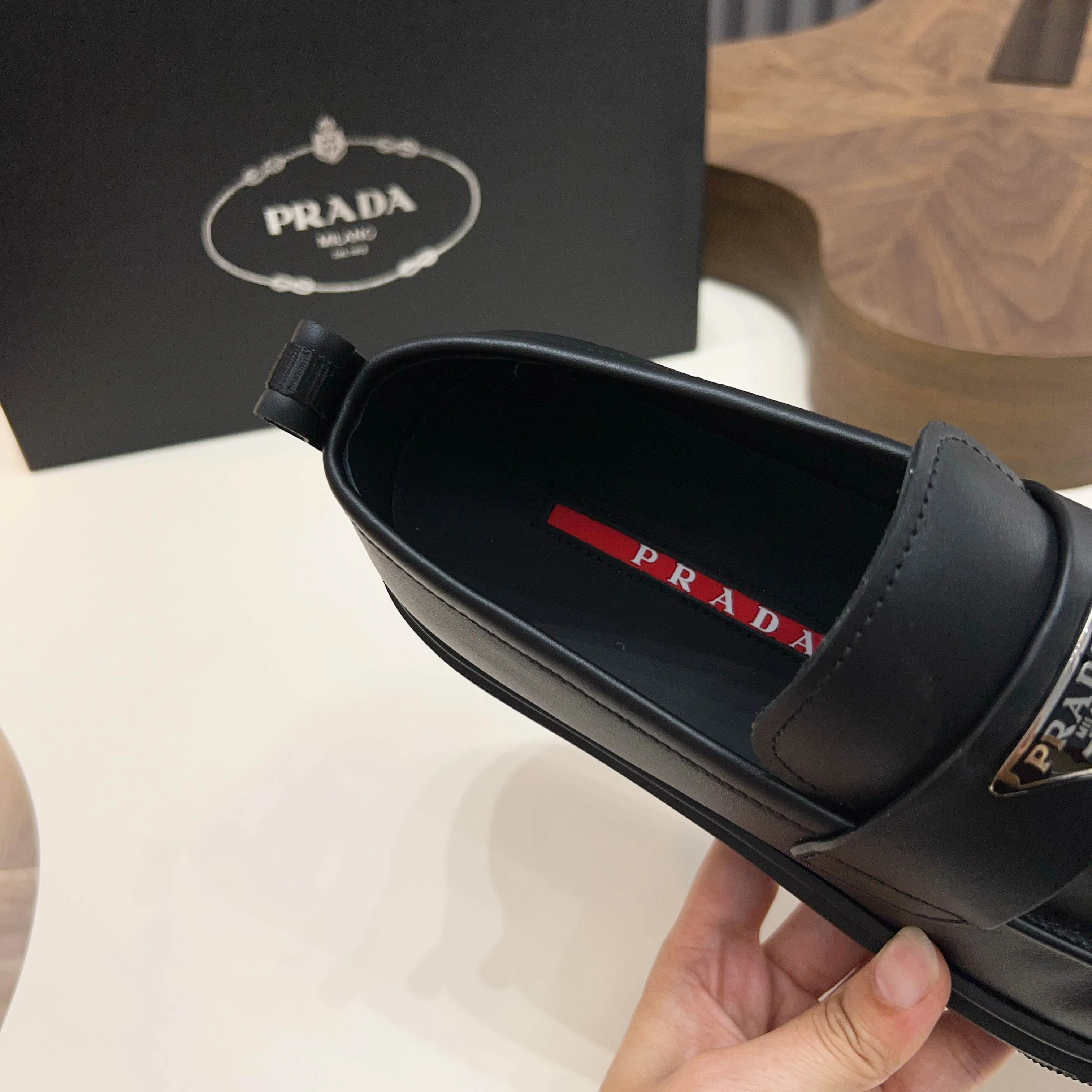 💰740 Thick-soled trendy brand (Prada) mainly promotes popular models, avant-garde and versatile fashionable men's shoes, private version molding, cowhide splicing 1:1 replica... fashionable, simple, elegant, more eye-catching and more classy, ​​it will subvert the old idea, a must-have for fashionistas who want to spend time with you! Must keep it! Tall and comfortable outsole, high-end quality workmanship. @ Code number: 39-44 38 45 can be ordered. Multiple colors are available.